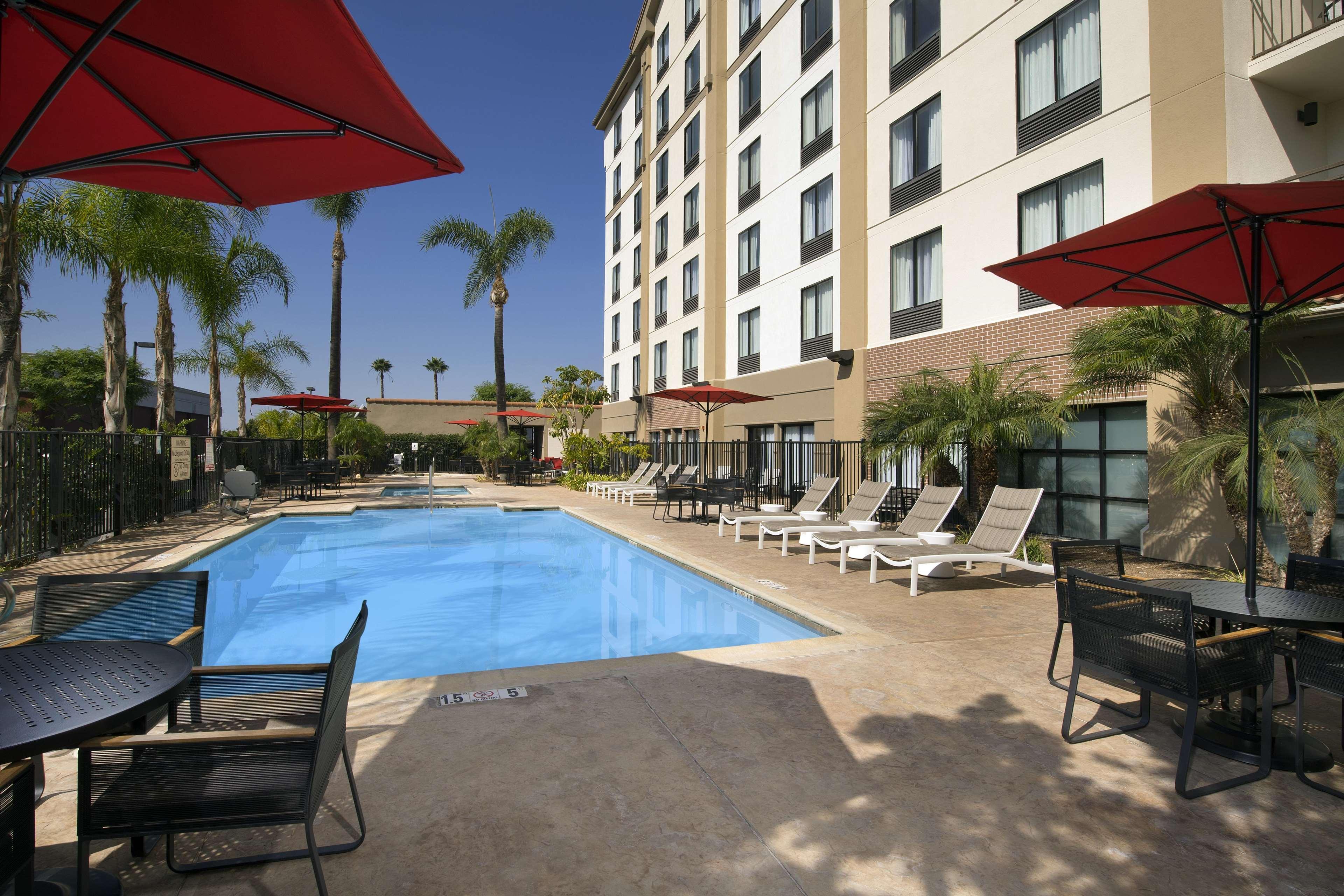 Hampton Inn & Suites Anaheim Гарден Гров Экстерьер фото