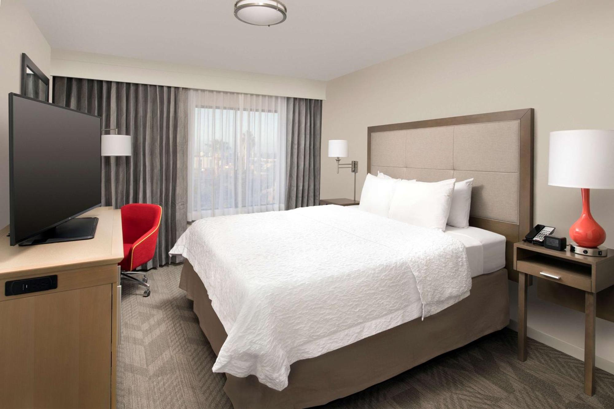 Hampton Inn & Suites Anaheim Гарден Гров Экстерьер фото