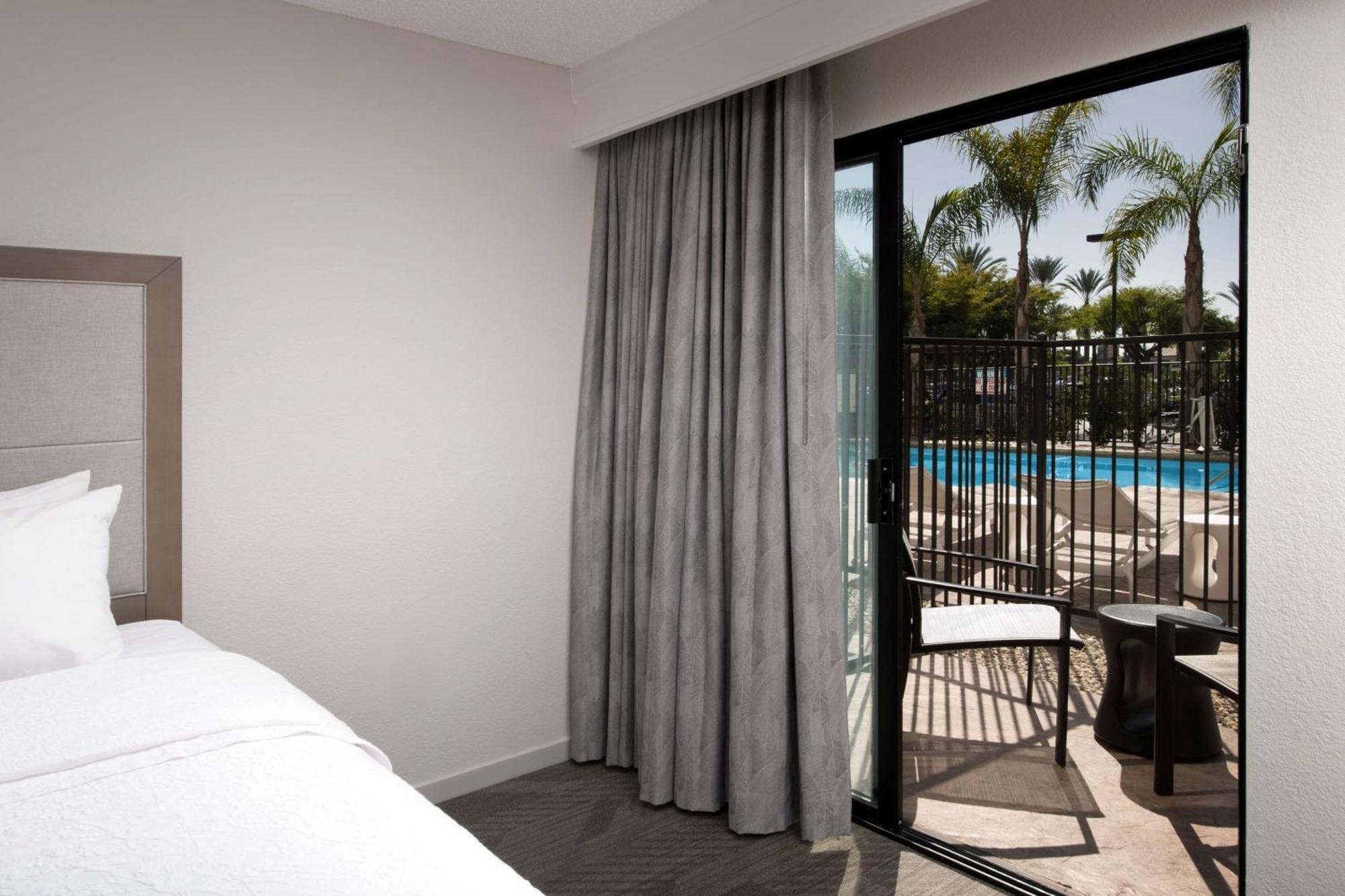 Hampton Inn & Suites Anaheim Гарден Гров Экстерьер фото