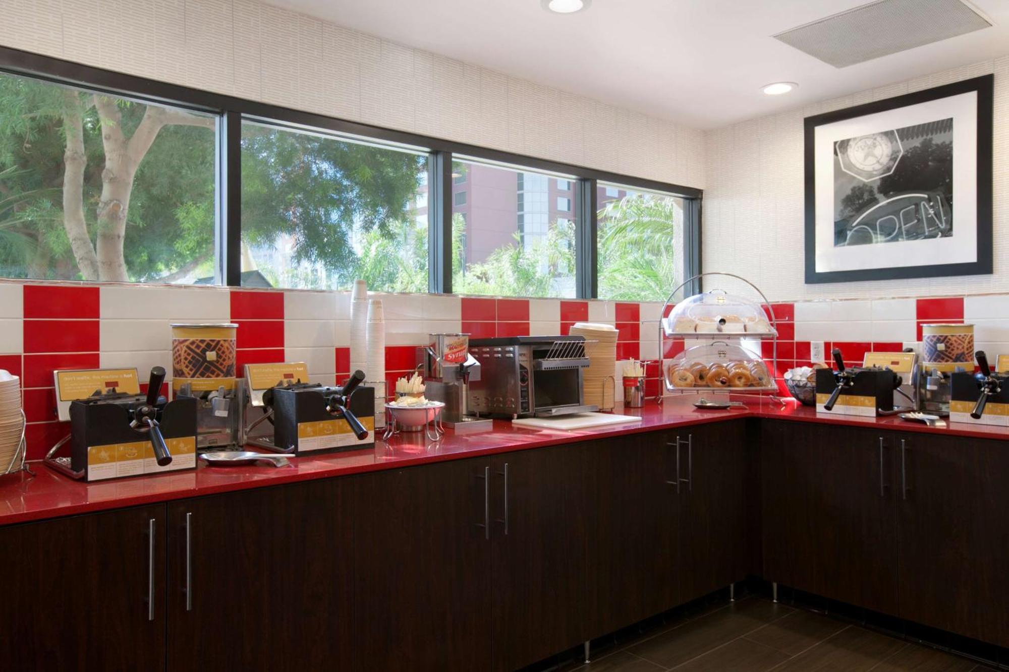 Hampton Inn & Suites Anaheim Гарден Гров Экстерьер фото