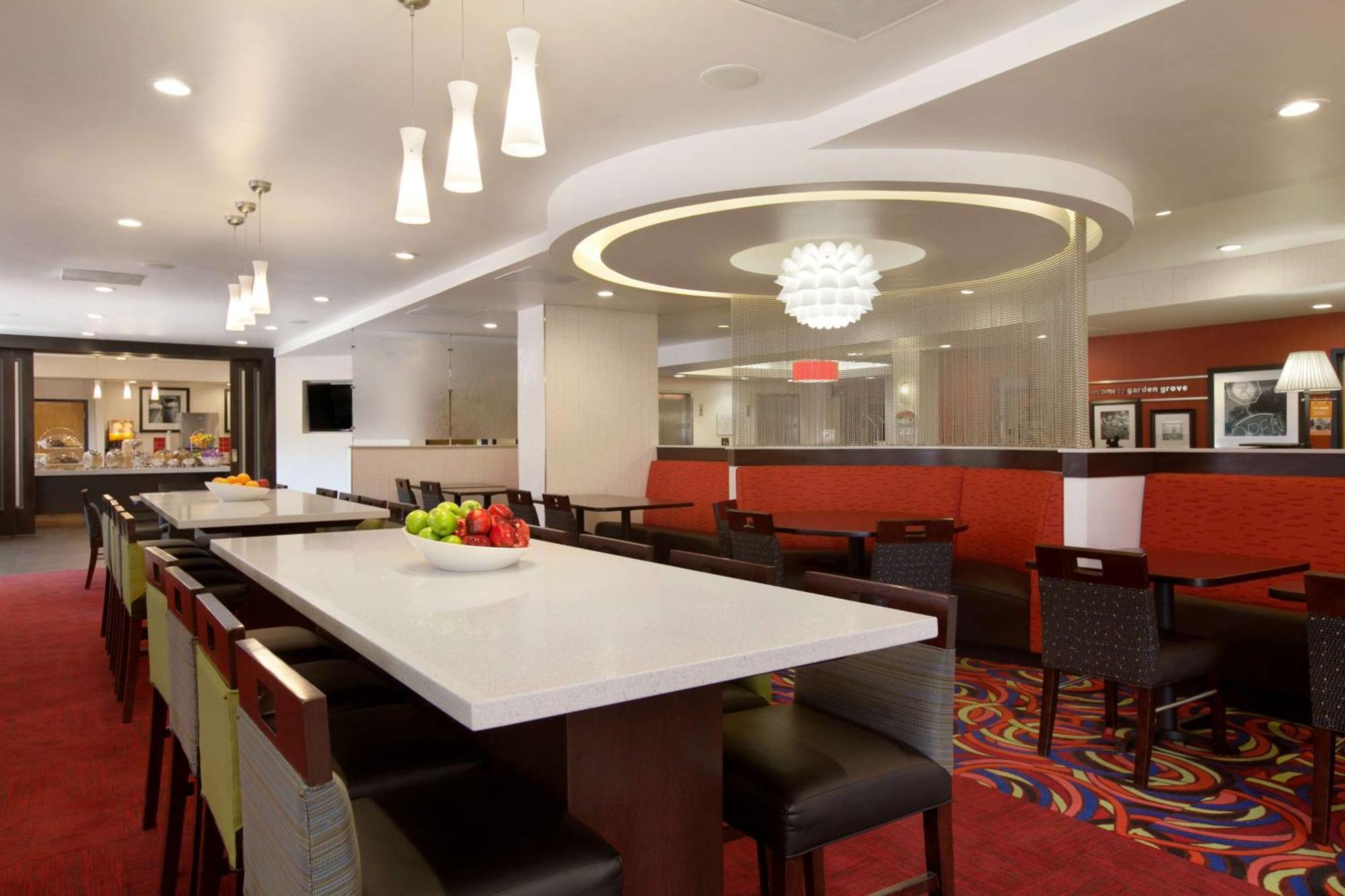 Hampton Inn & Suites Anaheim Гарден Гров Экстерьер фото