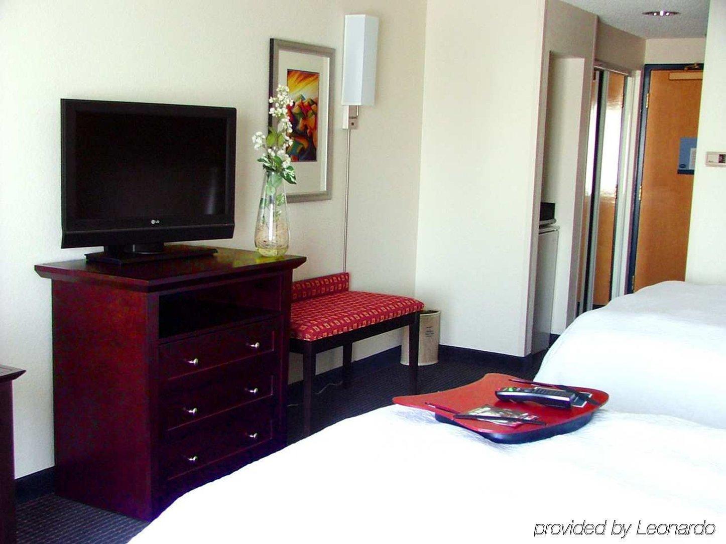 Hampton Inn & Suites Anaheim Гарден Гров Номер фото
