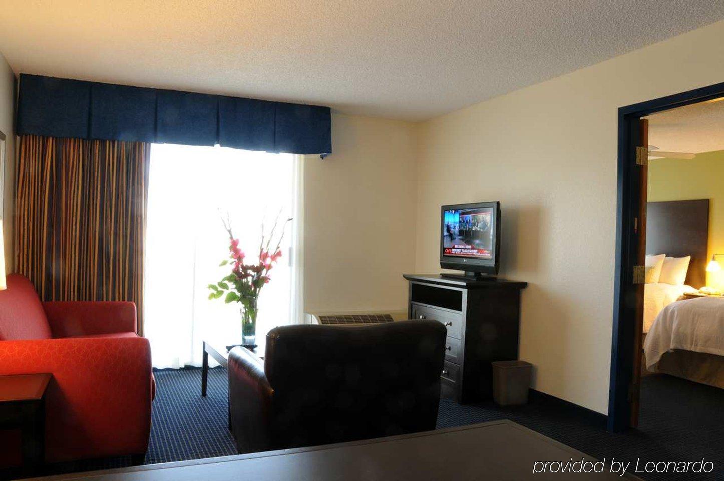 Hampton Inn & Suites Anaheim Гарден Гров Номер фото
