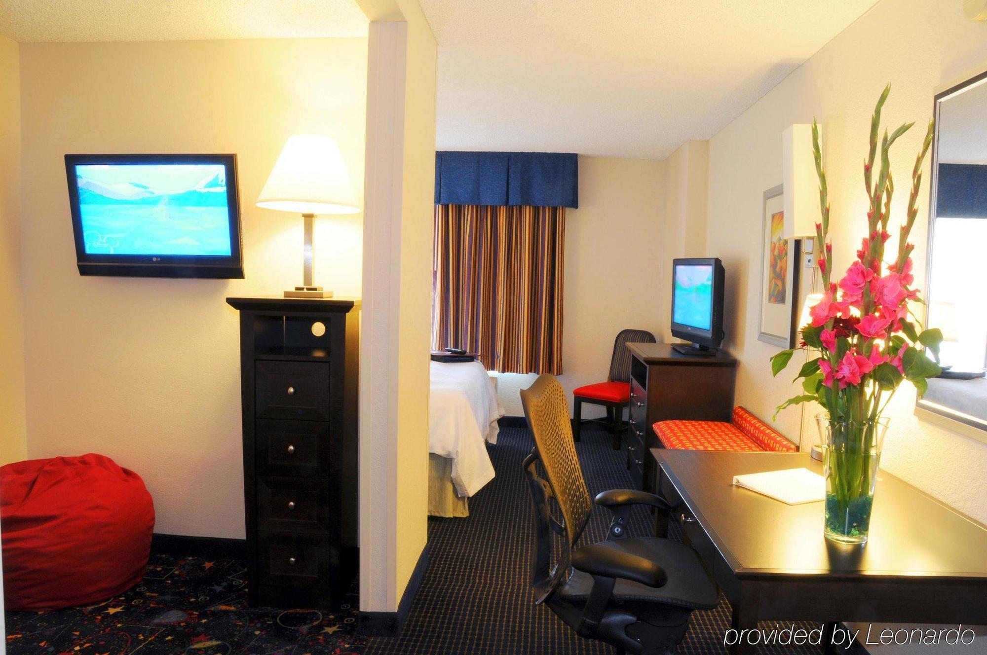 Hampton Inn & Suites Anaheim Гарден Гров Номер фото