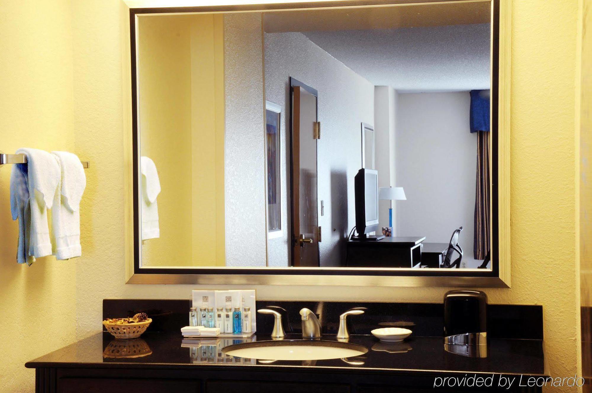 Hampton Inn & Suites Anaheim Гарден Гров Номер фото