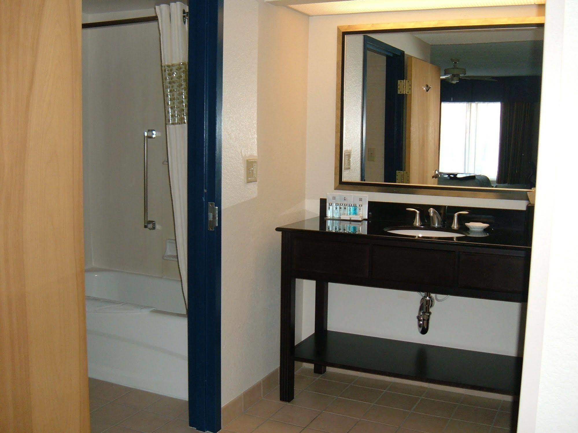 Hampton Inn & Suites Anaheim Гарден Гров Экстерьер фото